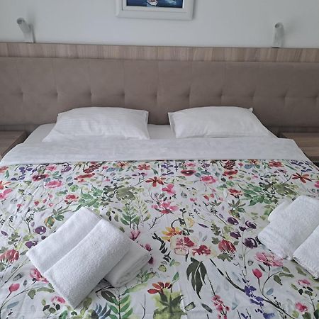 Rooms & Apartment Mama Mia Malinska Eksteriør bilde